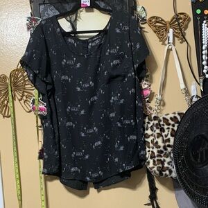 #391 size 3 Torrid Black Blouse w/ Subtle camper & cactus Pattern w/ button back